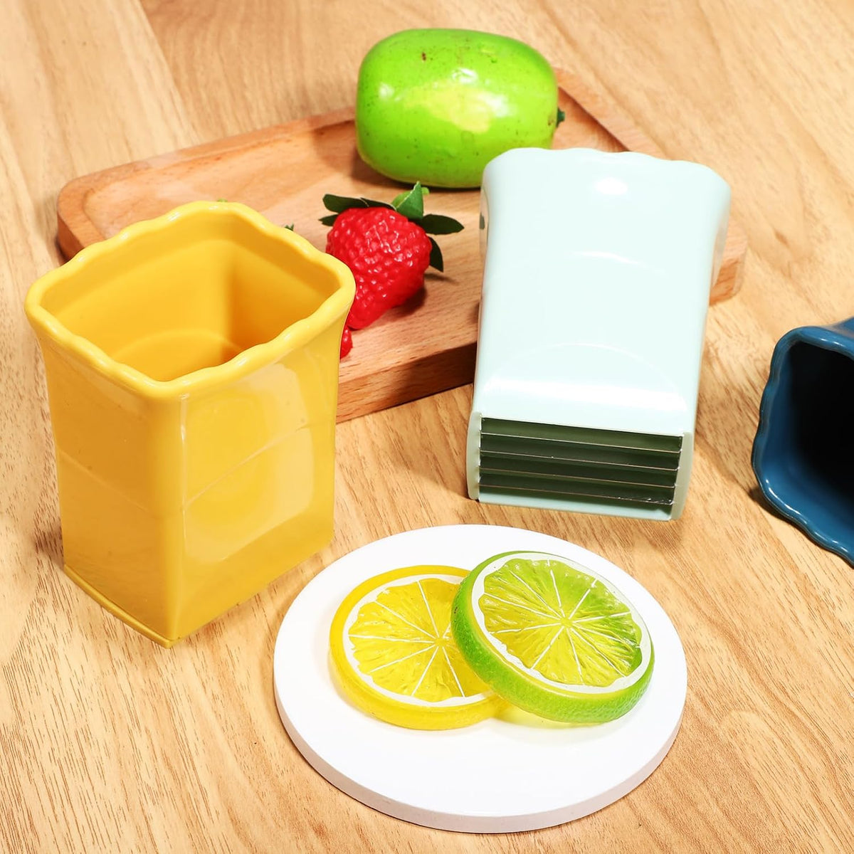 Cup Slicer Strawberry Slicer Set 3 pcs Fruit with Lid and Cleaning Brush Multifunctional Cup for Strawberries Bananas Oranges and Eggs 3.46 X 2.36 X 2.36 in