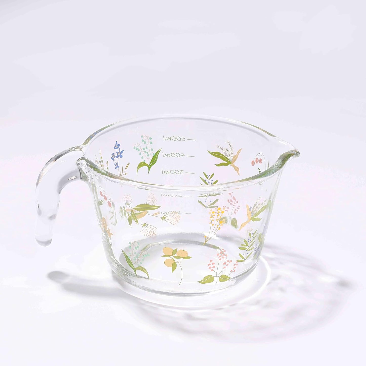 Glass Measuring Cup with Handle & Pour Spout, 500ml Glass Decorative Measuring Beaker Cup with Precise Markings, Floral Print Measuring Cup for Baking, Cooking, Mixing (Microwave & Dishwasher Safe)
