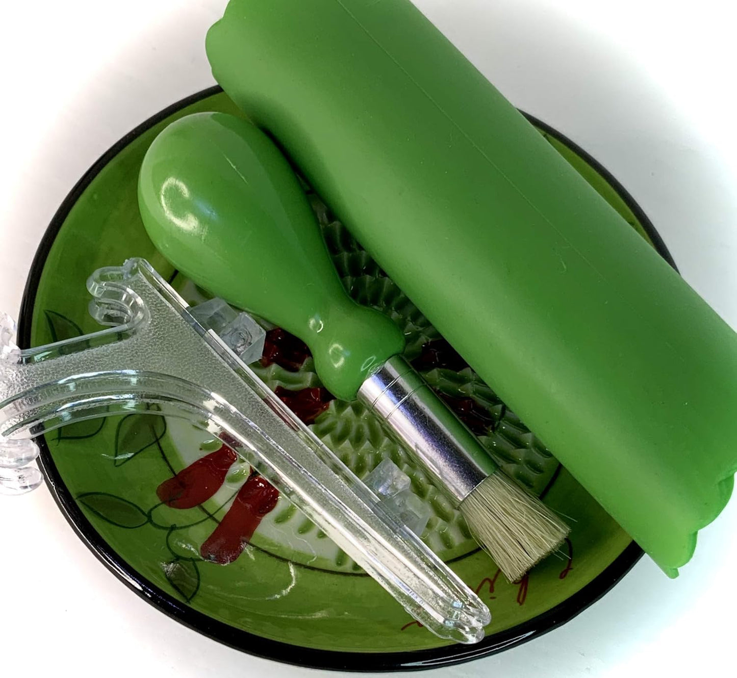 BonCera, All-in-one Premium Ceramic Garlic Grater Plate 4-Piece Set - Green Chili Design, Classic Style - For Garlic, Ginger, Chocolate, and more! - Comes with 5.25" Plate, Peeler, Brush, and Stand