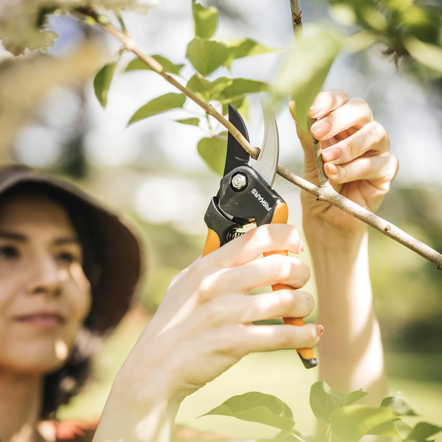 Fiskars Bypass Pruning Shears, 5/8" Cut Capacity Gardening Scissors, Self-Cleaning Sap Groove Prevents Sticking, Non-Slip Grip for Cutting Stems & Branches, Sharp Steel Blades w/ Low-Friction Coating