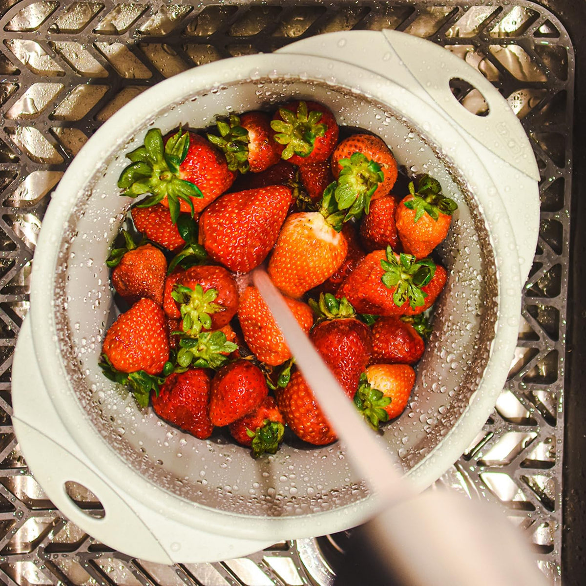 10" Collapsible Silicone Colander in Cream, Kitchen Strainer with Handles, 15.1 Cup Capacity | BPA-Free, Heat-Resistant, Space-Saving Kitchen Tool