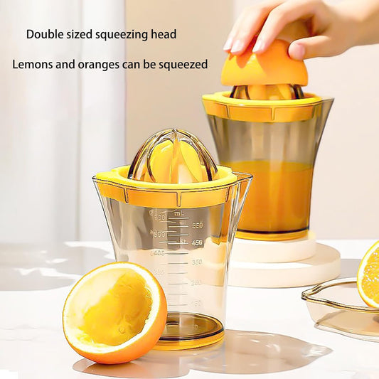 Manual Citrus Juicer Cup, Citrus Squeeze Cup with Strainer, Portable Hand Fruit Squeezer with Lid, Mini Lemon Orange Juice Extractor, Clear Juice Cup for Travel, Camping, Home Kitchen, 600ml/20oz