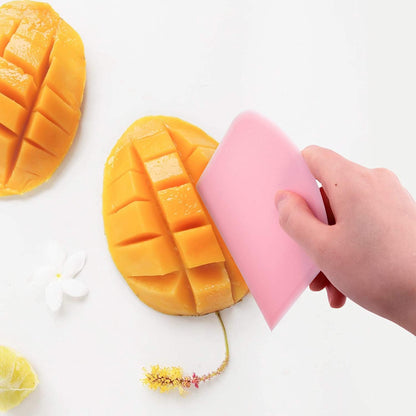2 Pieces 12 x 9.5 cm Pastry Horn – Plastic Dough Scraper for Kitchen, Pastry, Pancakes (Pink, White)