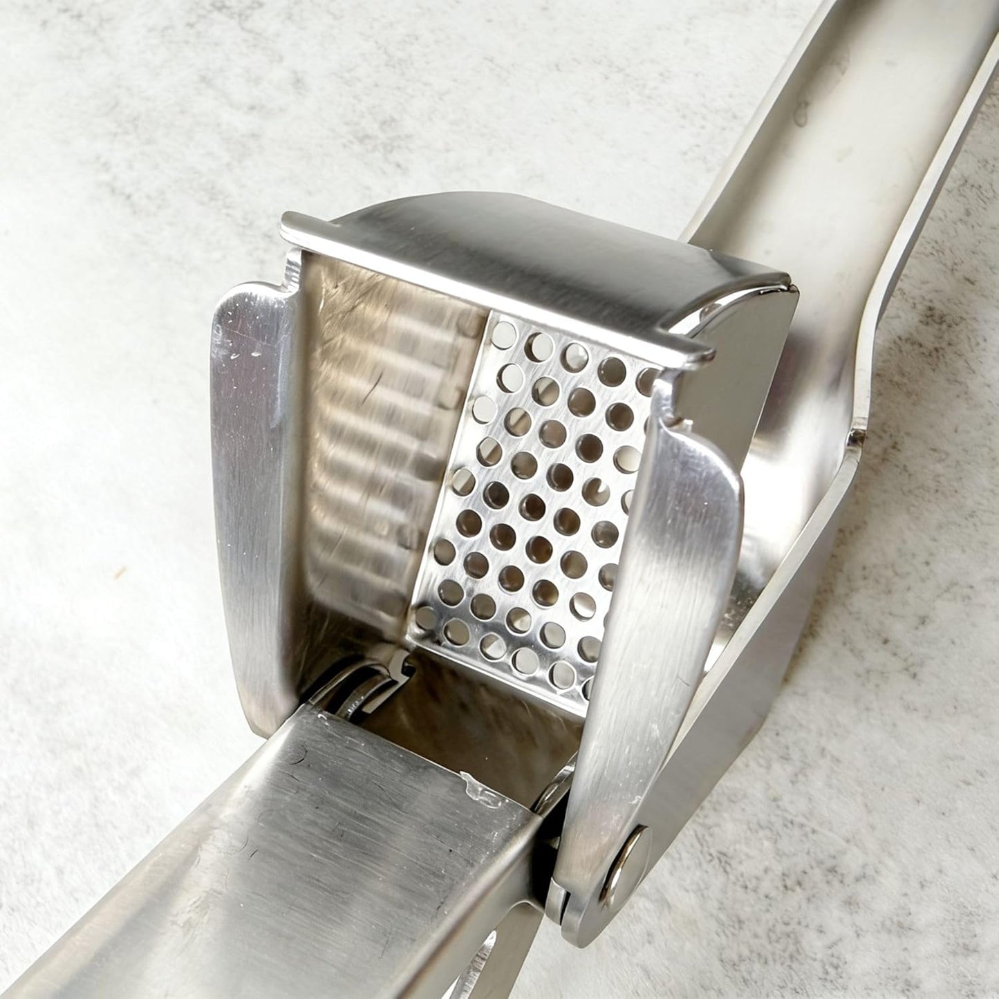 Stainless Steel Garlic Press, Garlic Ginger Crushing Tool, Silver | Ergonomic Handle, Easy to Squeeze Garlic Mincer,No Need to Peel Garlic Press