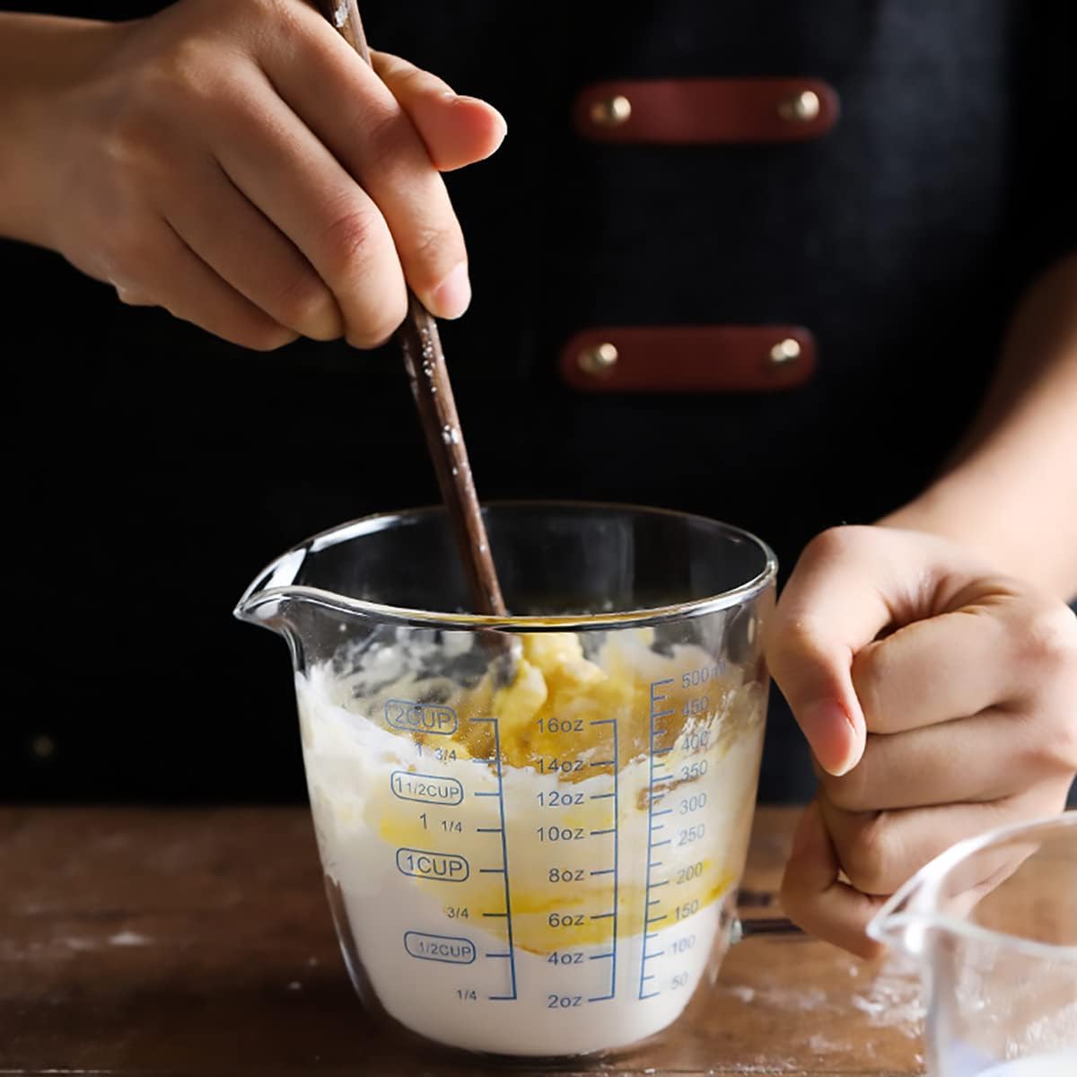 Glass Measuring Cup with Lid, Graduated Beaker Mug with Handle, Light-weight Borosilicate Glass V-Shaped Spout Microwave Safe Scales Cup for Cooking Baking (2cup/16oz/500ml)