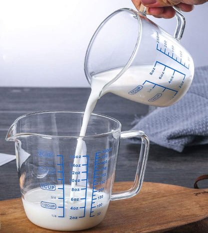 Glass Measuring Cup with Lid, Graduated Beaker Mug with Handle, Light-weight Borosilicate Glass V-Shaped Spout Microwave Safe Scales Cup for Cooking Baking (2cup/16oz/500ml)