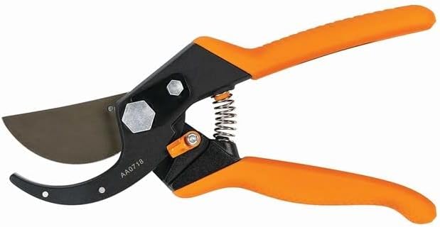 Fiskars PowerGear2 Pruning Shears, Patented Gear Technology & Cam Mechanism Multiplies Leverage, Hardened Steel Bypass Blade, Contoured Rolling Handle Reduces Hand Fatigue, 3/4" Cut Capacity