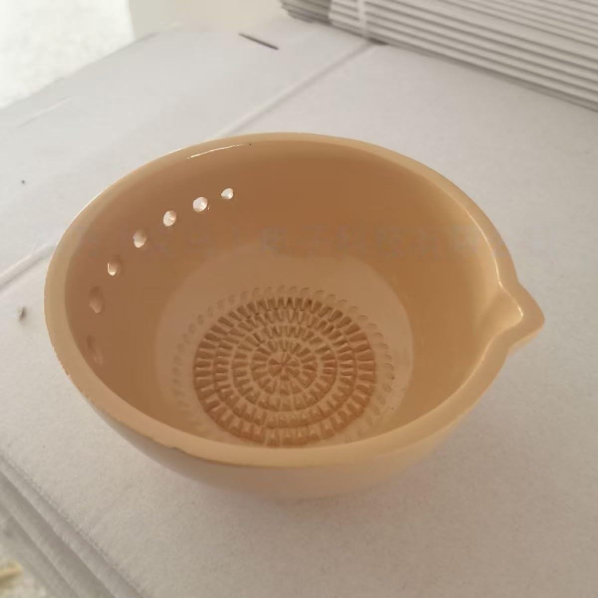 Garlic Grater Bowl 7-hole 2-in-1Kitchen Spanish Handheld Herb Stripper Ceramic Wasabi Cheese Spoon Ginger Spice Grinding Bowl Tool
