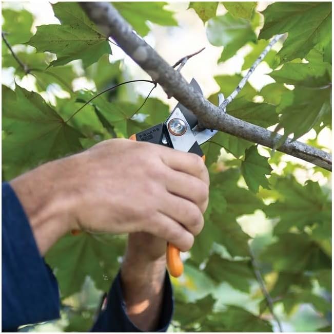 Fiskars PowerGear2 Pruning Shears, Patented Gear Technology & Cam Mechanism Multiplies Leverage, Hardened Steel Bypass Blade, Contoured Rolling Handle Reduces Hand Fatigue, 3/4" Cut Capacity