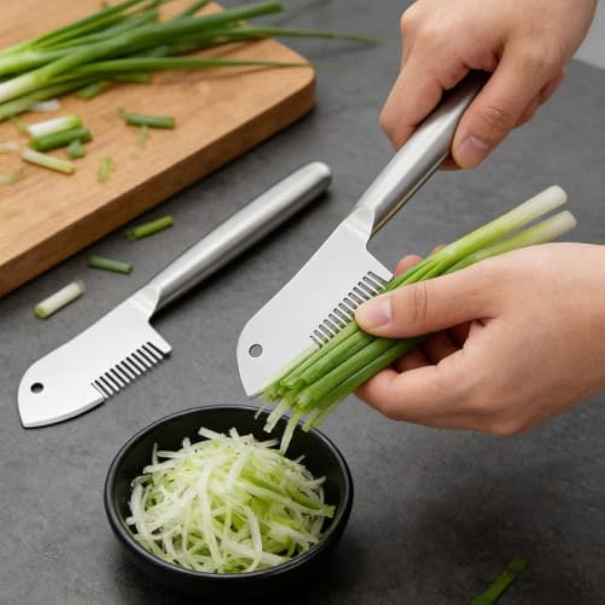 Stainless Steel Multi-Purpose Julienne Peeler, Protable Handheld Vegetable Shredder, Precision Veggie Julienne Blade, Quick & Easy Kitchen Shredder Tool For Potatoes, Carrot (B)