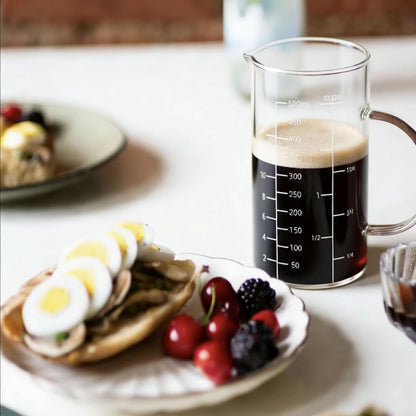 Glass Measuring Cup with Handle, 500 ML High Borosilicate Glass Three Scales (OZ, Cup, ML/CC) easuring Beaker for Kitchen or Restaurant, V-Shaped Spout Glass Measuring Beaker, Easy To Read