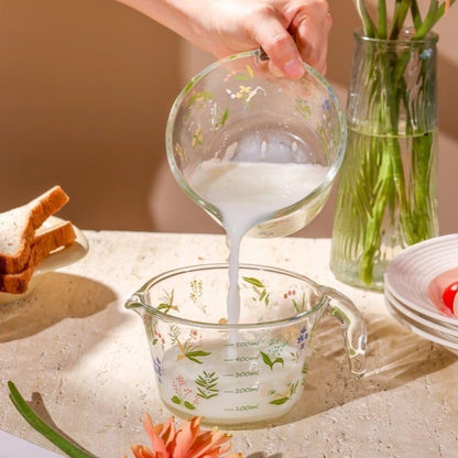 Glass Measuring Cup with Handle & Pour Spout, 500ml Glass Decorative Measuring Beaker Cup with Precise Markings, Floral Print Measuring Cup for Baking, Cooking, Mixing (Microwave & Dishwasher Safe)