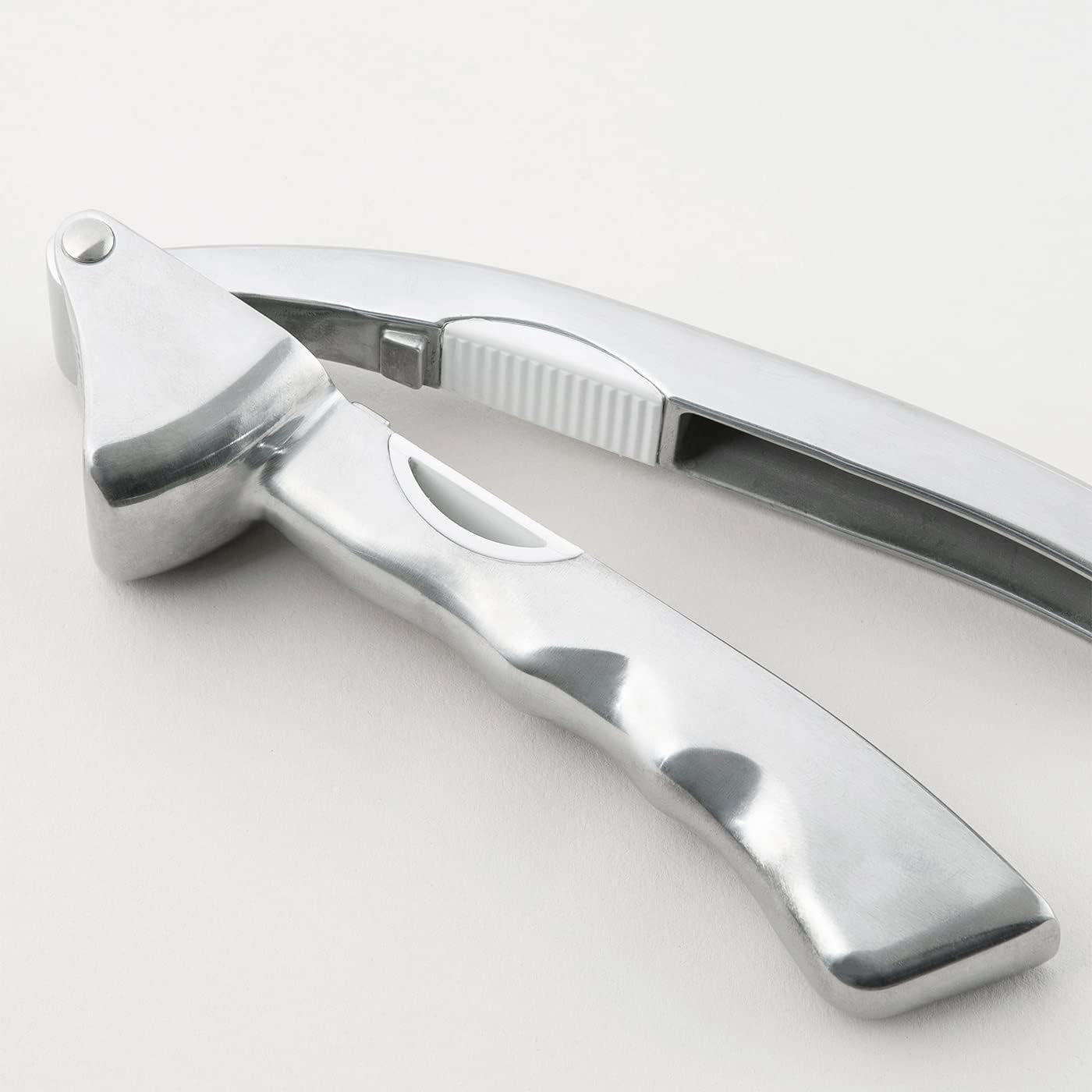 Kai Select 100 Garlic Press