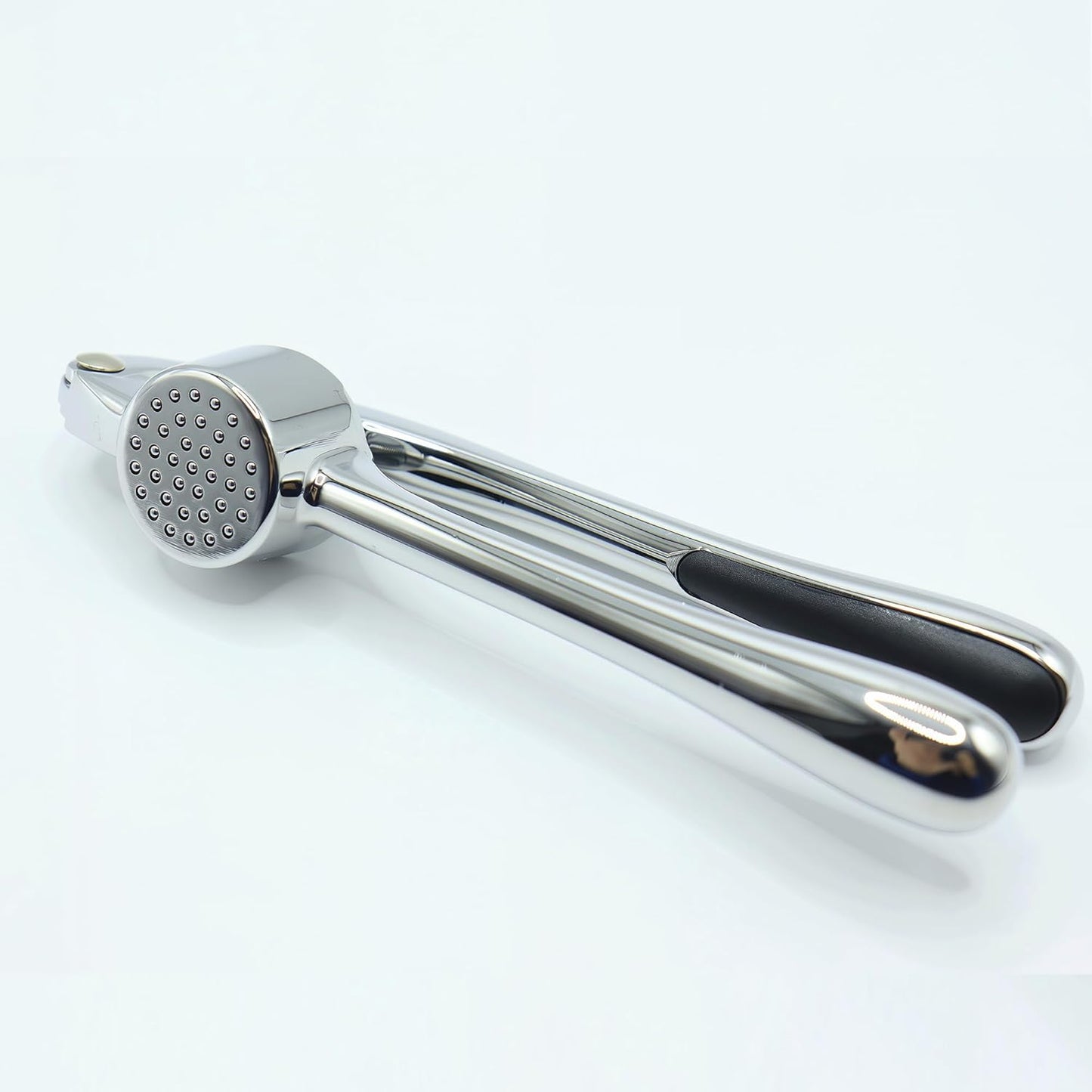 Garlic press for fine mincing, heavy-duty garlic press joystick, rust proof zinc alloy material, ergonomic handle, equipped with silicone peeler and cleaning brush, dishwasher washable, bright silver