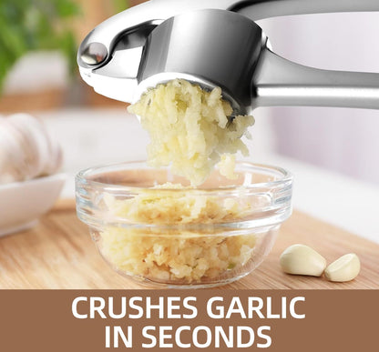 Garlic press for fine mincing, heavy-duty garlic press joystick, rust proof zinc alloy material, ergonomic handle, equipped with silicone peeler and cleaning brush, dishwasher washable, bright silver