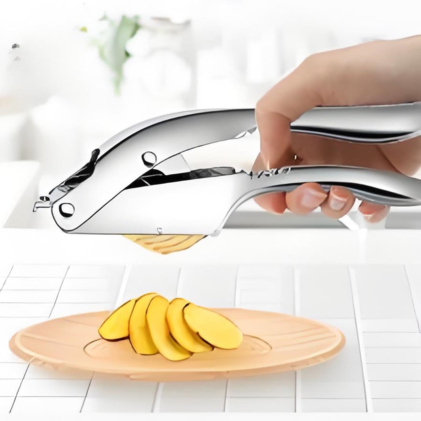 2-in-1 Garlic Press and Ginger Slicer - Heavy Duty Stainless Steel Garlic Mincer, Ergonomic Handle Garlic Crusher with Slicer Function, Dishwasher Safe Kitchen Gadget for Garlic, Ginger, Nuts