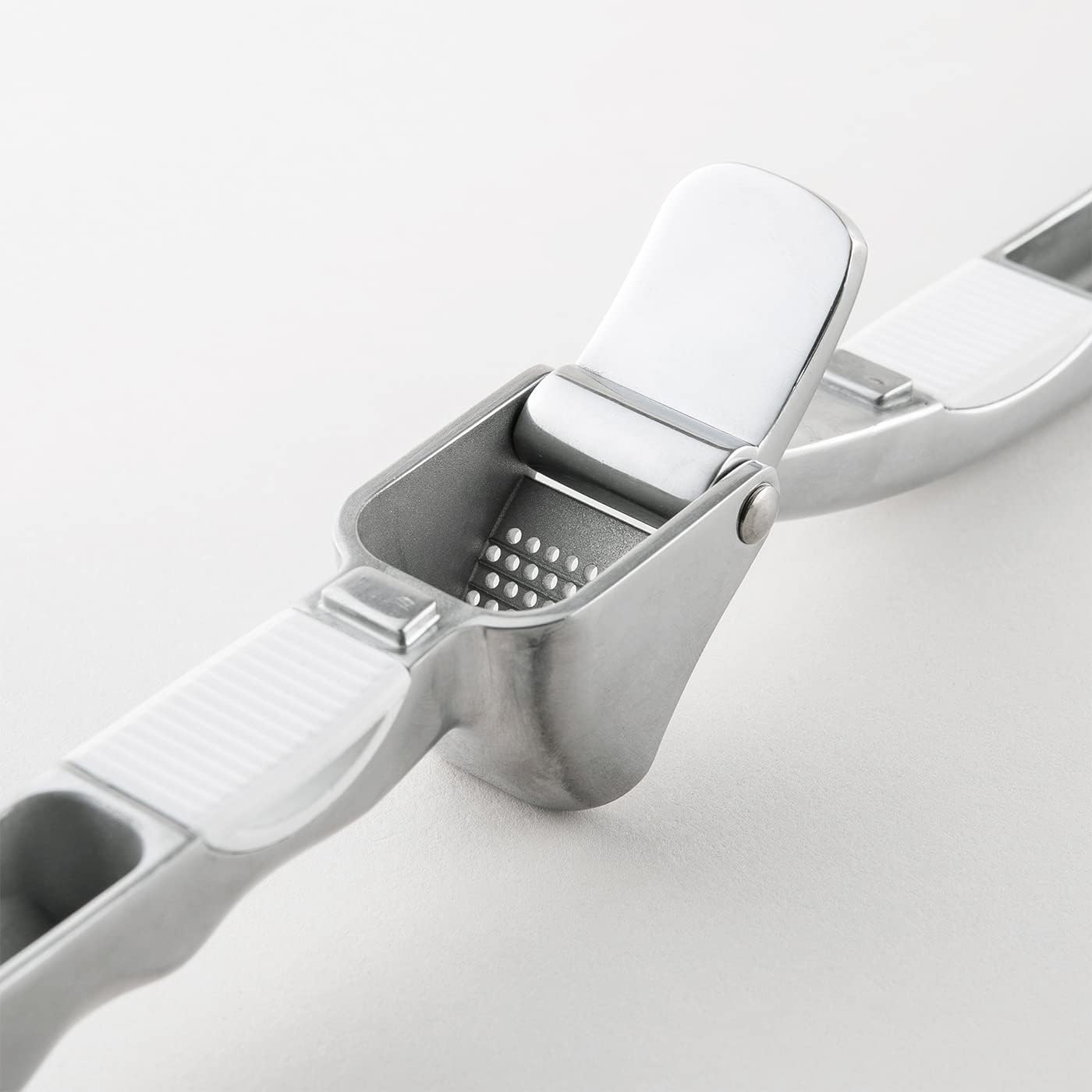 Kai Select 100 Garlic Press