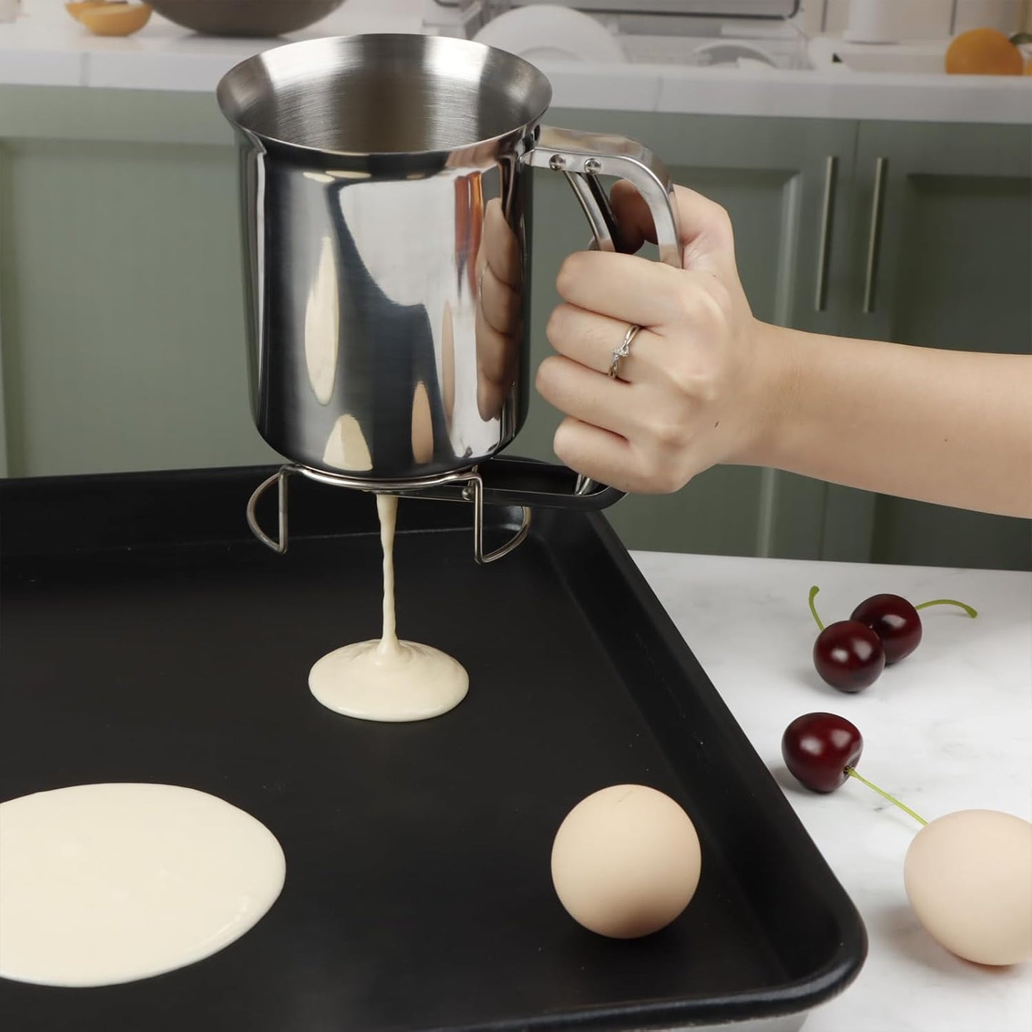 800ml Stainless Steel Pancake Batter Dispenser, Handheld Pancake Mix Dispenser, Cupcake Batter Dispenser for Baking Cake Cupcakes Crepes Waffles Pancake Kitchen Tool, Easy to Clean