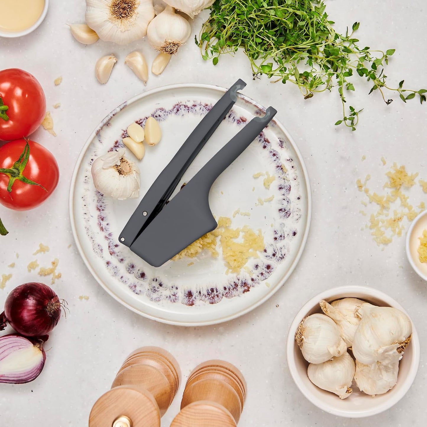 Garlic Press – Ergonomic Garlic Crusher with Large Chamber for Multiple Cloves – Easy to Use Ginger Mincer – Powerful Stainless Steel Crushing Action – Dishwasher Safe, 2-Year Guarantee