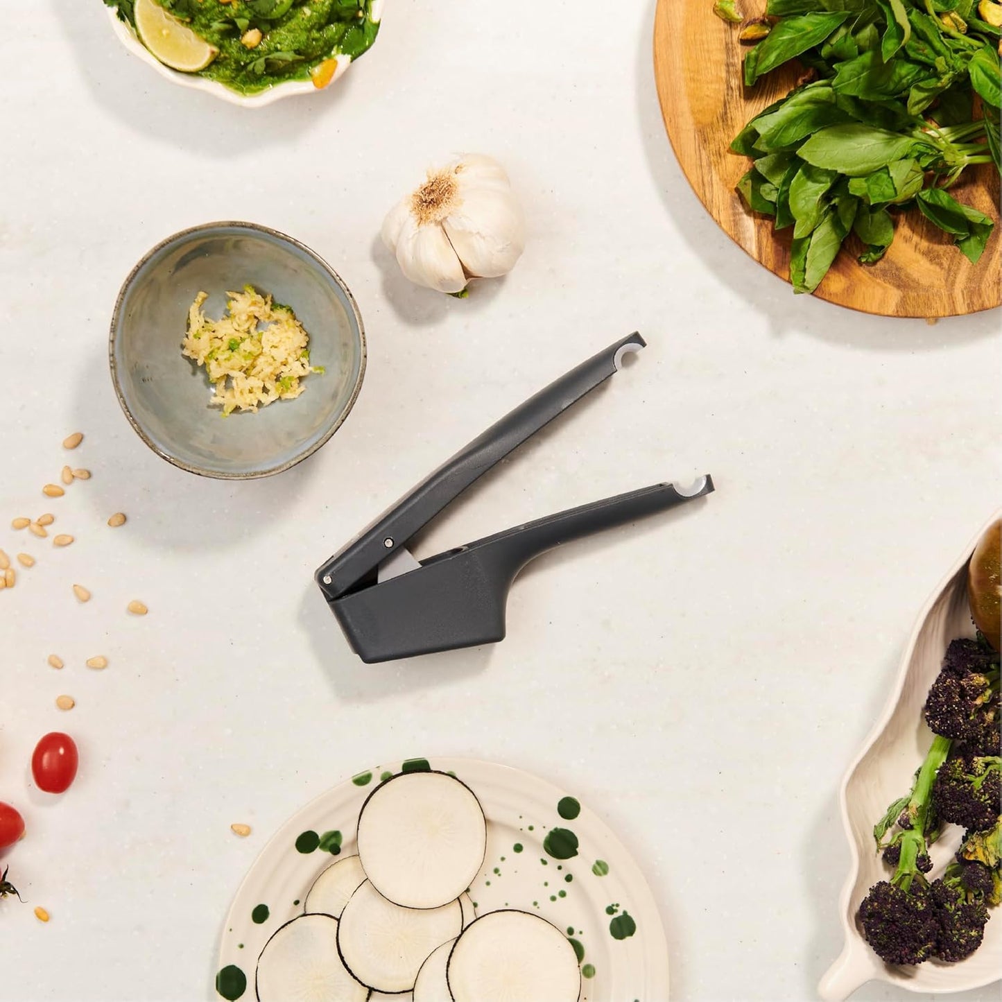 Garlic Press – Ergonomic Garlic Crusher with Large Chamber for Multiple Cloves – Easy to Use Ginger Mincer – Powerful Stainless Steel Crushing Action – Dishwasher Safe, 2-Year Guarantee
