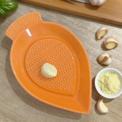 1PCS Ceramic Fish-Shaped Ginger Grater Plate with Cleaning Brush for Kitchen Gadget Ginger Garlic Spices (4.8"x3.5")