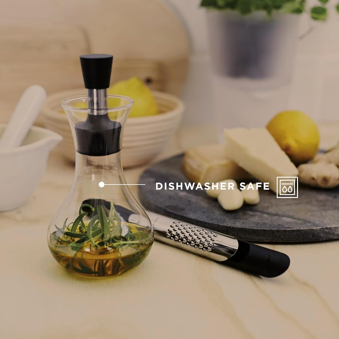 EVA SOLO | Dressing shaker 0.25l | Drip-free – no oil or dressing on the table | Oilflask & dressing shaker | Danish Design & Functionality | Tools Kitchen Gadgets & Accessories