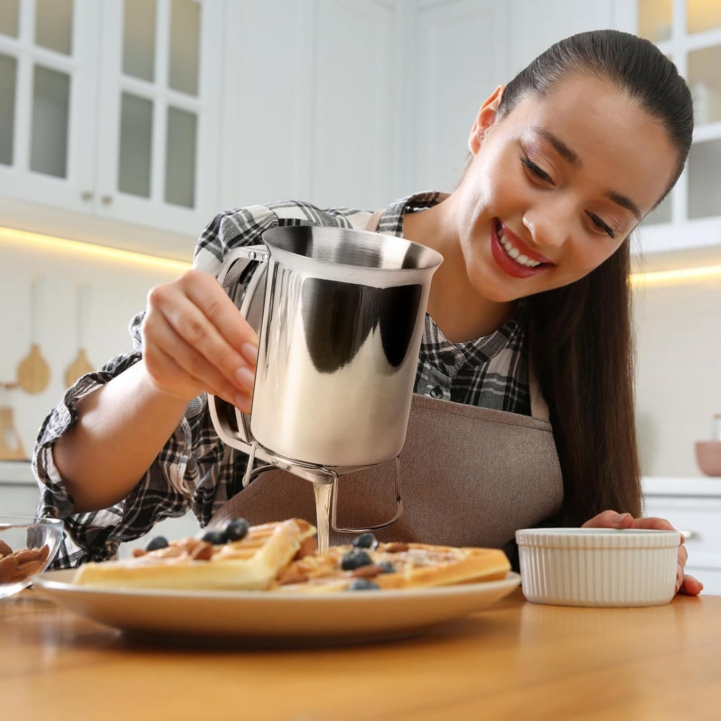 Stainless Steel Pancake Batter Dispenser, 1000ml, Handheld Pourer with Easyflow Spout for Cupcakes, Waffles, Crepes, Muffins