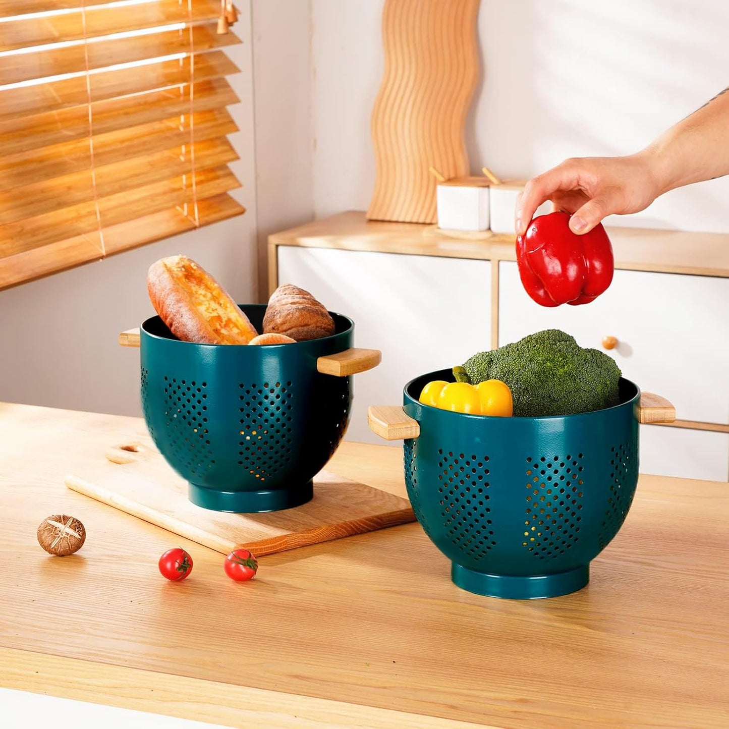 Metal Colander with Wood Handle and Stable Base, 5.5 Quart Powder Coated Steel Kitchen Strainer Basket for Draining Pasta, Vegetable and fruit,Cream
