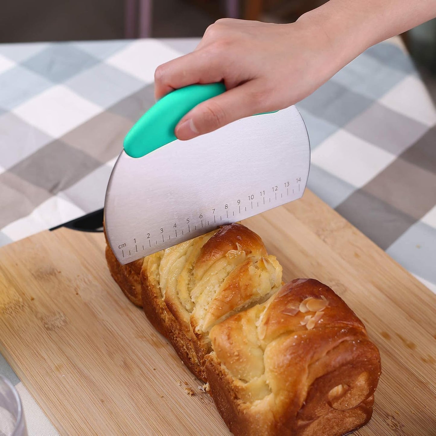 1 pcs Dough Pastry Scraper Chopper/Stainless Steel Dough Scraper Cutter with Ergonomic Rubber Non-Slip Grip/Dough Scraper Cutter/Pro Pastry Pizza Cutter Chopper (Pink)