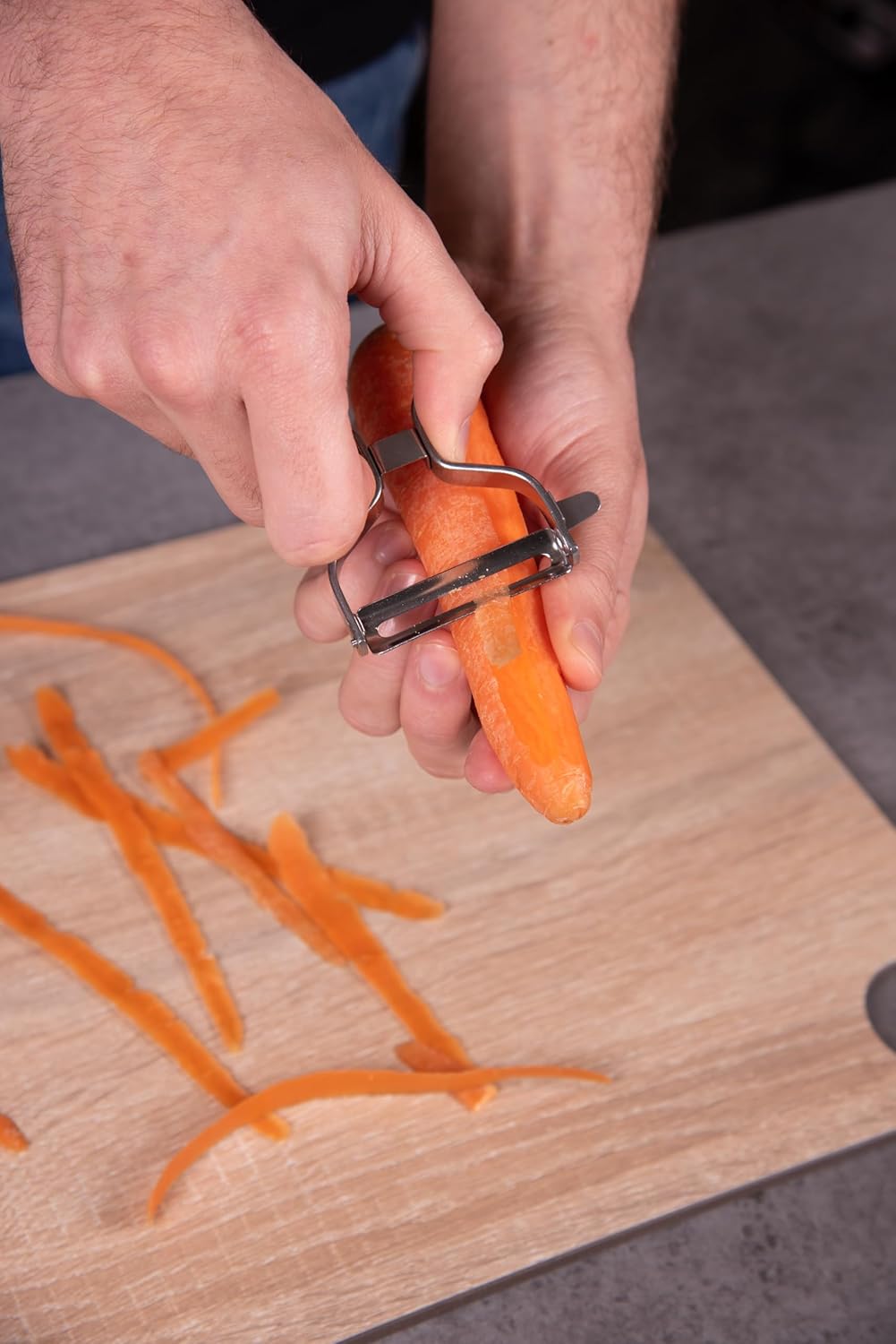 ARCOS Professional Chrome-Plated Peeler for Fruits and Vegetables. 5.5 Inch Stainless Steel Kitchen Tool for Precise Cutting. Chef's Gadget with Ergonomic Design. Silver Color