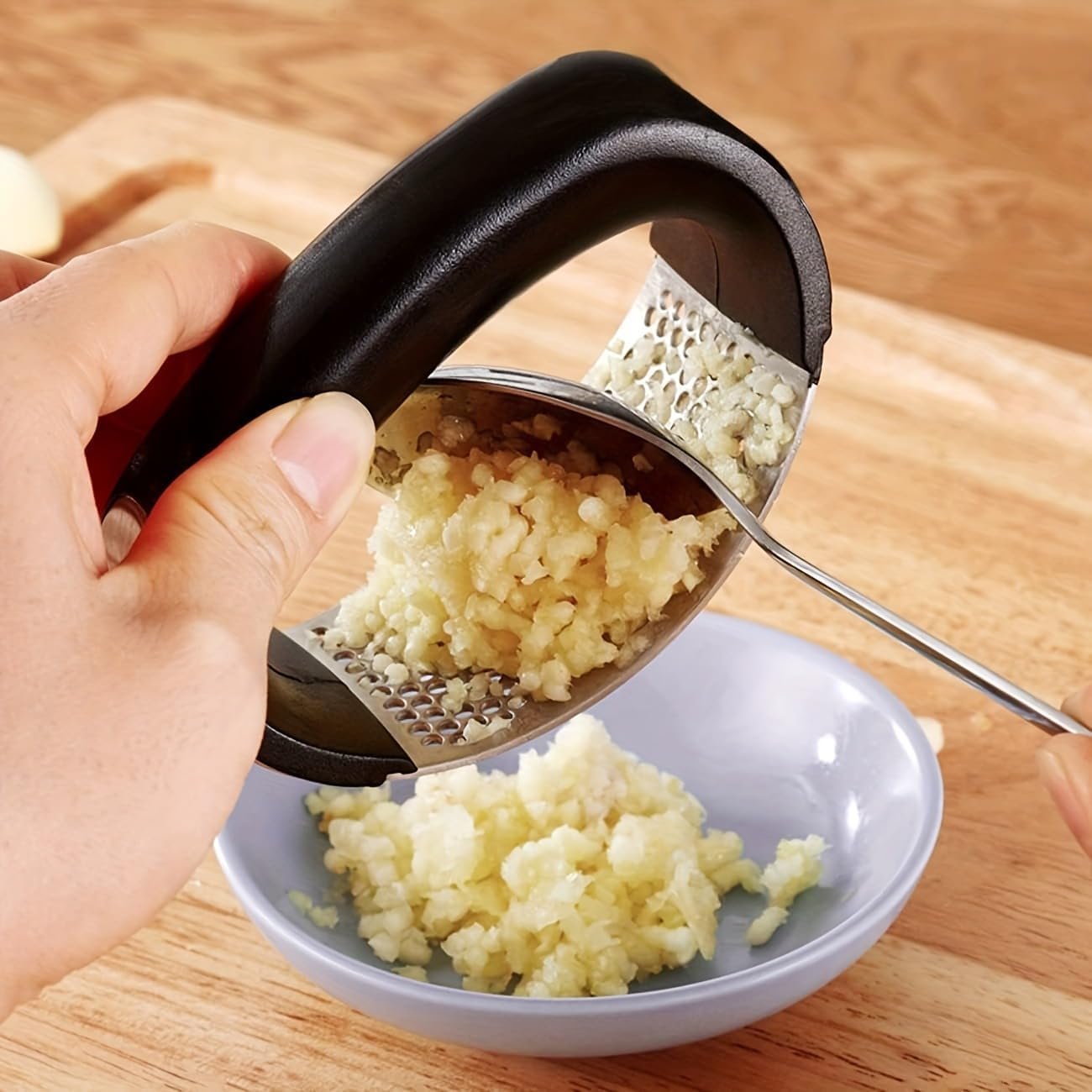 Premium Stainless Steel Garlic Press Rocker – Effortless Garlic Mincer & Crusher with Ergonomic Handle – Easy Clean, Durable, & Comfortable – Perfect for Crushing Garlic, Ginger & More (Black)