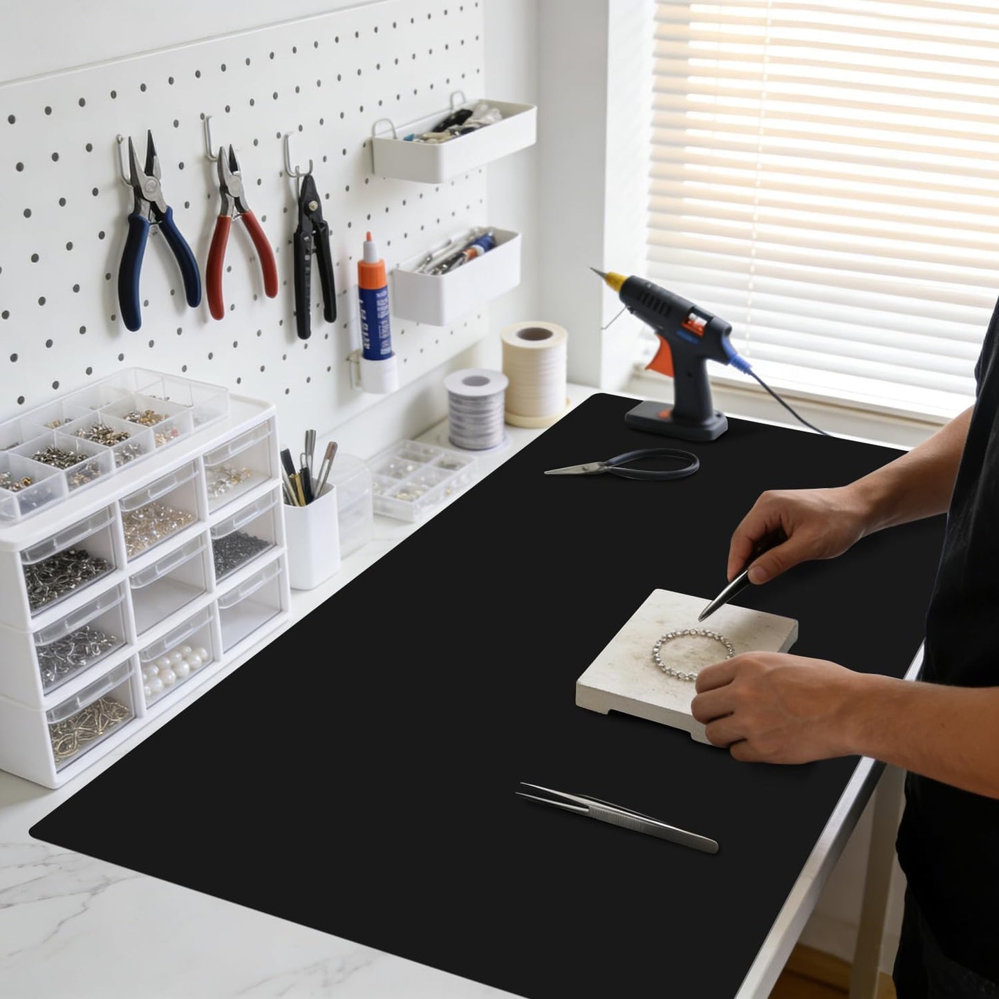 Standard Silicone Mat,Black Baking Mat-Food Grade Kids Dinner Table Placemat Non Slip Counter Mat with Raised Edges Heat Resistant Mat for Air Fryer Nonstick Pastry Dough Mat(1 Pack 23.6'' x 15.7'')