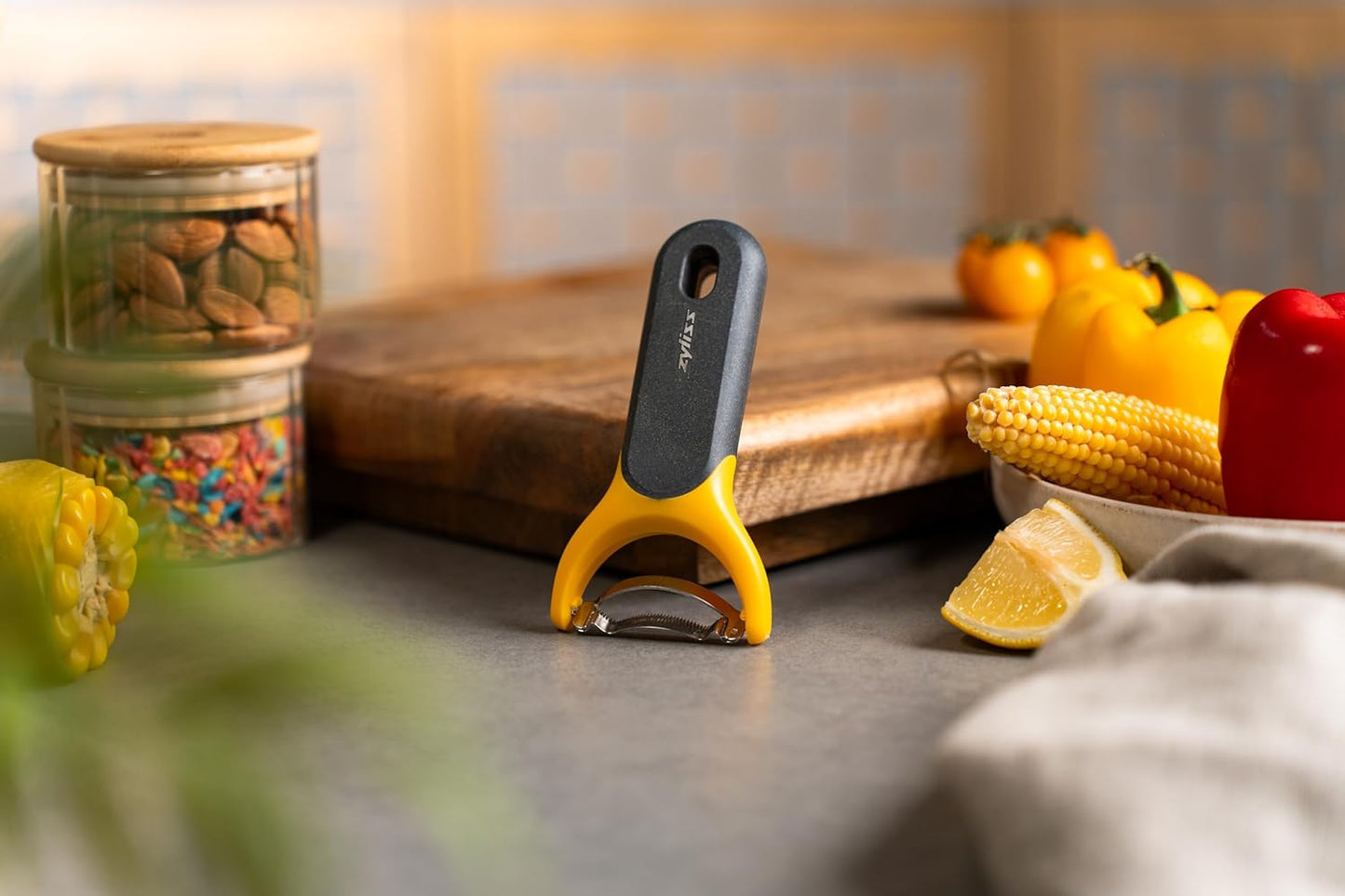 Zyliss Corn Stripper – Extra Sharp Corn on the Cob Stripper Tool & Kernel Remover with Stainless Steel Serrated Blade – Ergonomic Handle – Dishwasher Safe – Yellow/Black