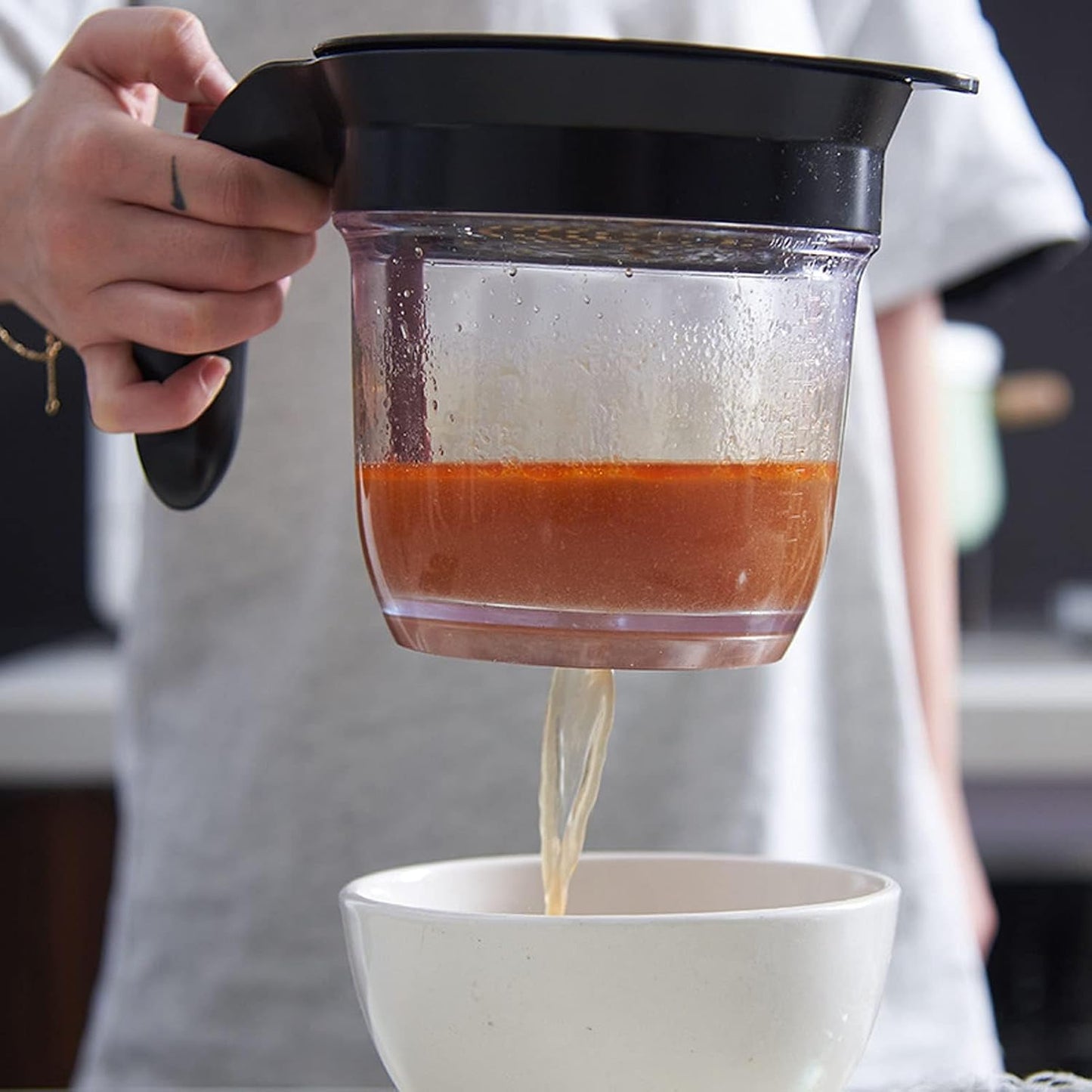 Fat Separator with Bottom Release, Kitchen Grease Strainer Measuring 4 Cup Gravy Separator with Oil Strainer Oil Grease Measuring Cup for Cooking, Healthier Gravy, Soup
