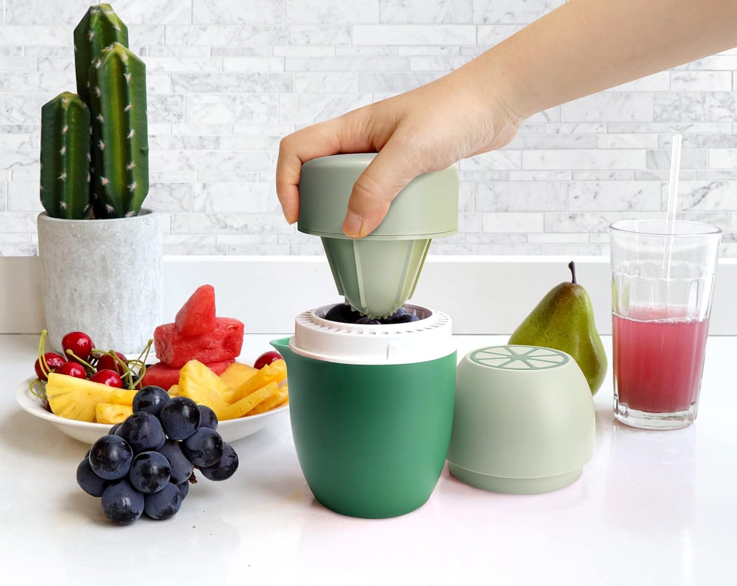 Lechin Hand Juicer - Citrus Juicer with Lemon Shape - Hand Lemon Juicer with Two Press Options for Different Fruits (Yellow)