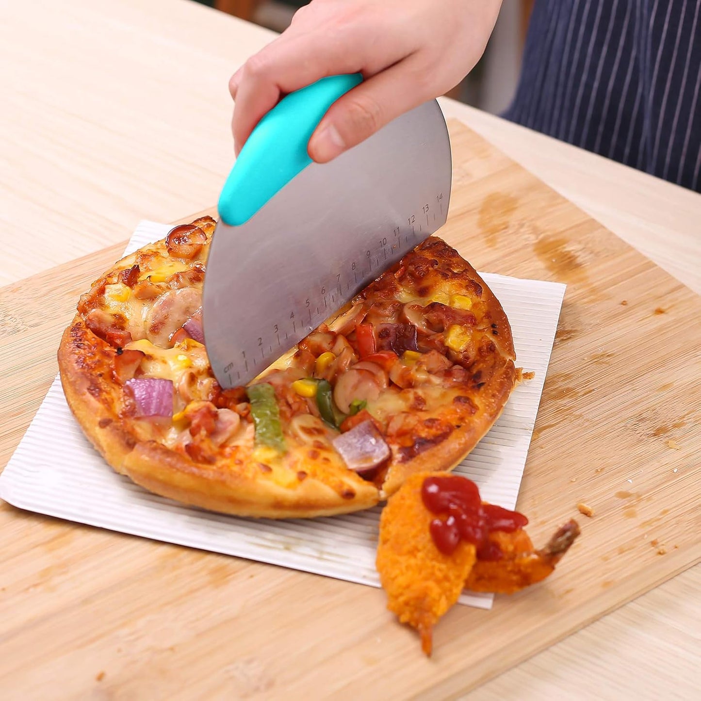 1 pcs Dough Pastry Scraper Chopper/Stainless Steel Dough Scraper Cutter with Ergonomic Rubber Non-Slip Grip/Dough Scraper Cutter/Pro Pastry Pizza Cutter Chopper (Pink)
