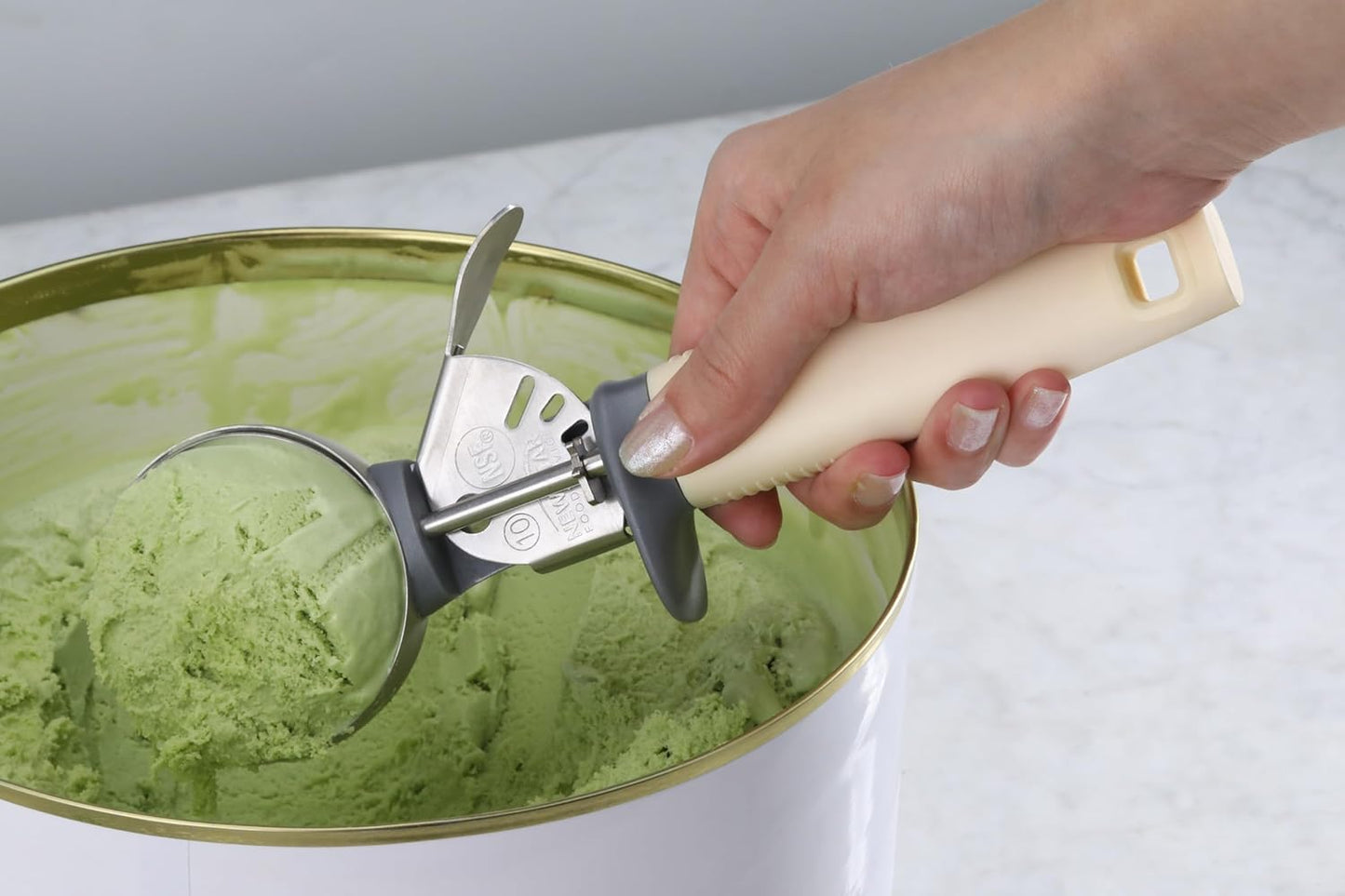 New Star Foodservice Commercial-Grade Thumb Press Food Disher/Ice Cream Scoop, #16, Blue Handle, 18-8 Stainless Steel, NSF Certified