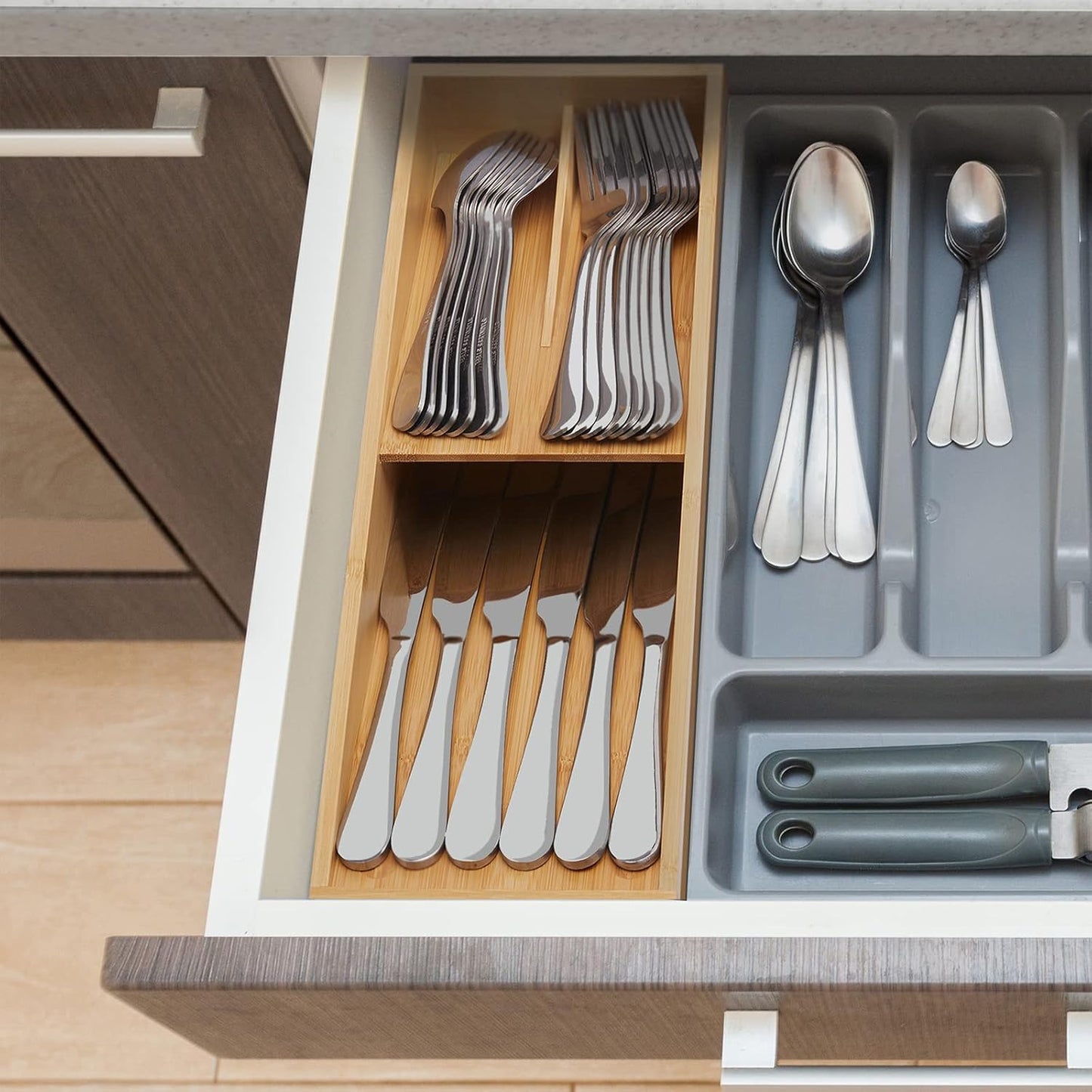 guiogc Bamboo Silverware Drawer Organizer, Kitchen Small Silverware Organizer, Utensil Tray Holder, Cutlery Tray for Spoons, Forks, Knives, Suitable for a family of 2-4