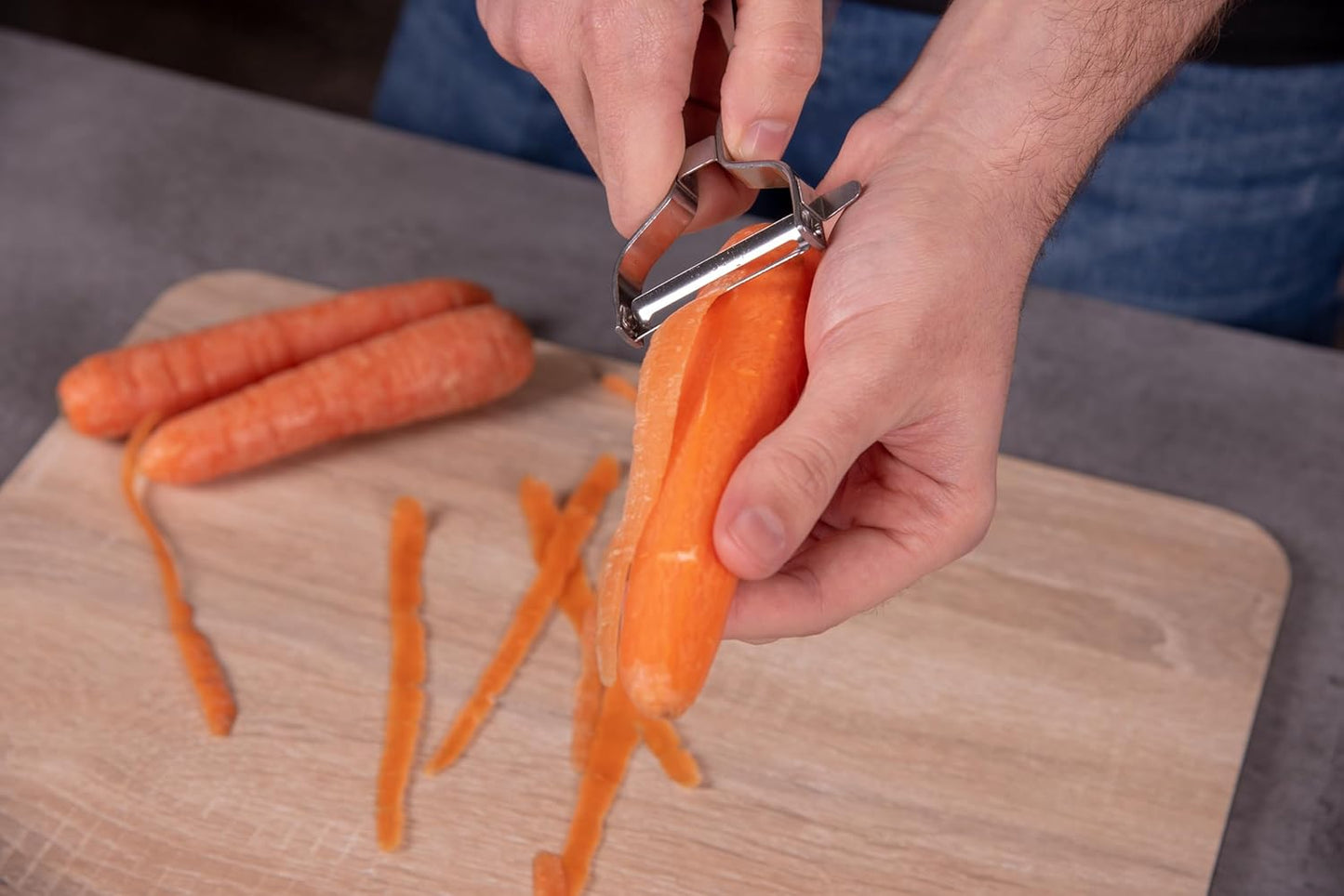 ARCOS Professional Chrome-Plated Peeler for Fruits and Vegetables. 5.5 Inch Stainless Steel Kitchen Tool for Precise Cutting. Chef's Gadget with Ergonomic Design. Silver Color