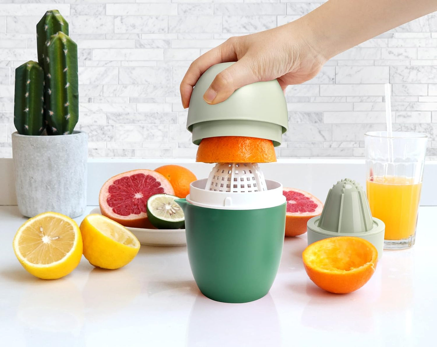 Lechin Hand Juicer - Citrus Juicer with Lemon Shape - Hand Lemon Juicer with Two Press Options for Different Fruits (Yellow)