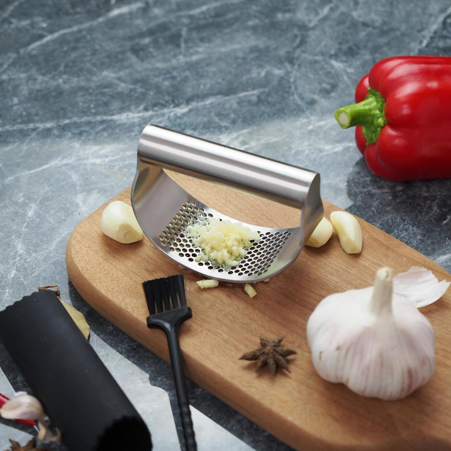 Garlic Press Stainless Steel, Heavy Duty Garlic Press Rocker, Garlic Mincer Garlic Crusher with Built-in Bottle Opener, Dishwasher Safe Kitchen Gadget for Effortless Garlic Chopping