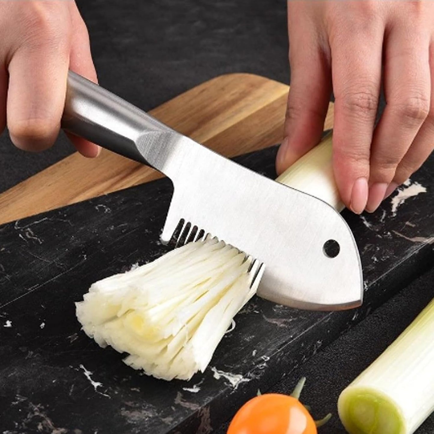 Stainless Steel Multi-purpose Julienne Peeler, Vegetable Julienne Slicer Quick & Easy Kitchen Shredder Tool, Precision Julienne Blade, Comfortable Handle & Hanging Hole for Fruit, Carrot (1Pcs)