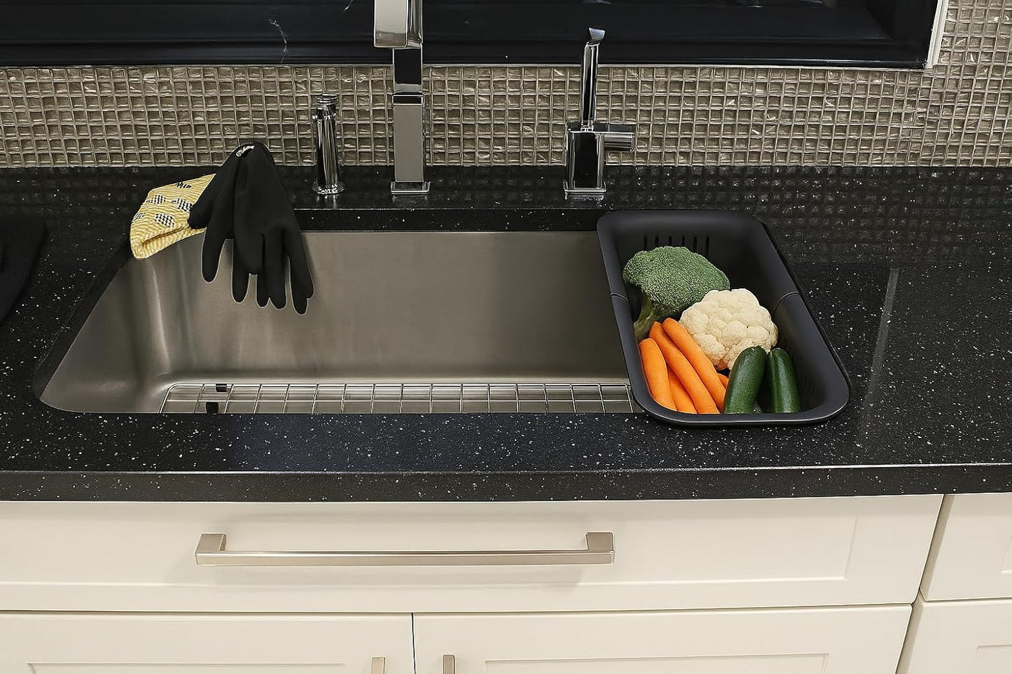 Over-the-Sink Expandable Colander – BPA-Free Collapsible Plastic Strainer for Fruits, Vegetables, Pasta & Dishes – 14.25" to 19.5" Adjustable Sink Basket – Black