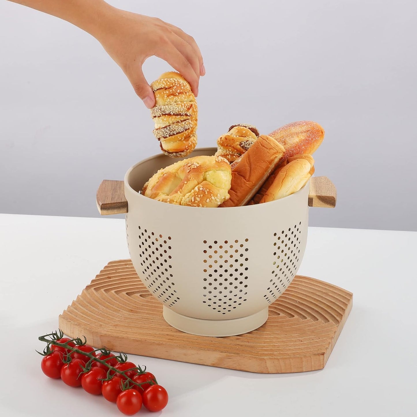 Metal Colander with Wood Handle and Stable Base, 5.5 Quart Powder Coated Steel Kitchen Strainer Basket for Draining Pasta, Vegetable and fruit,Cream
