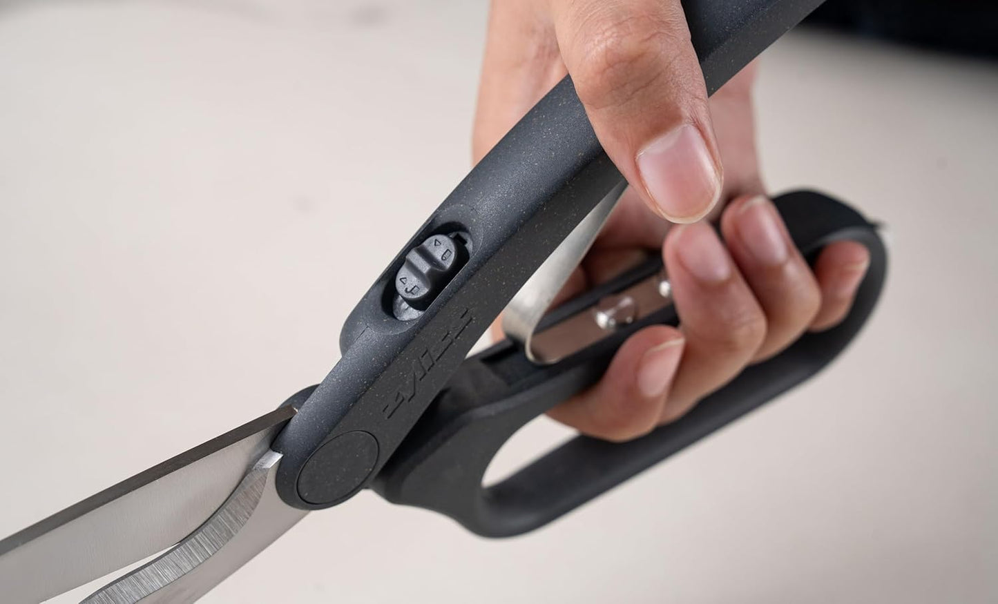 Zyliss Heavy Duty Home & Kitchen Herb Shears Scissors with Innovative Stem Stripper, Versatile Kitchen Shears for Trimming Weeds, Flower Buds & More - White/Green - 8.5 x 4.2 x 0.4 inches