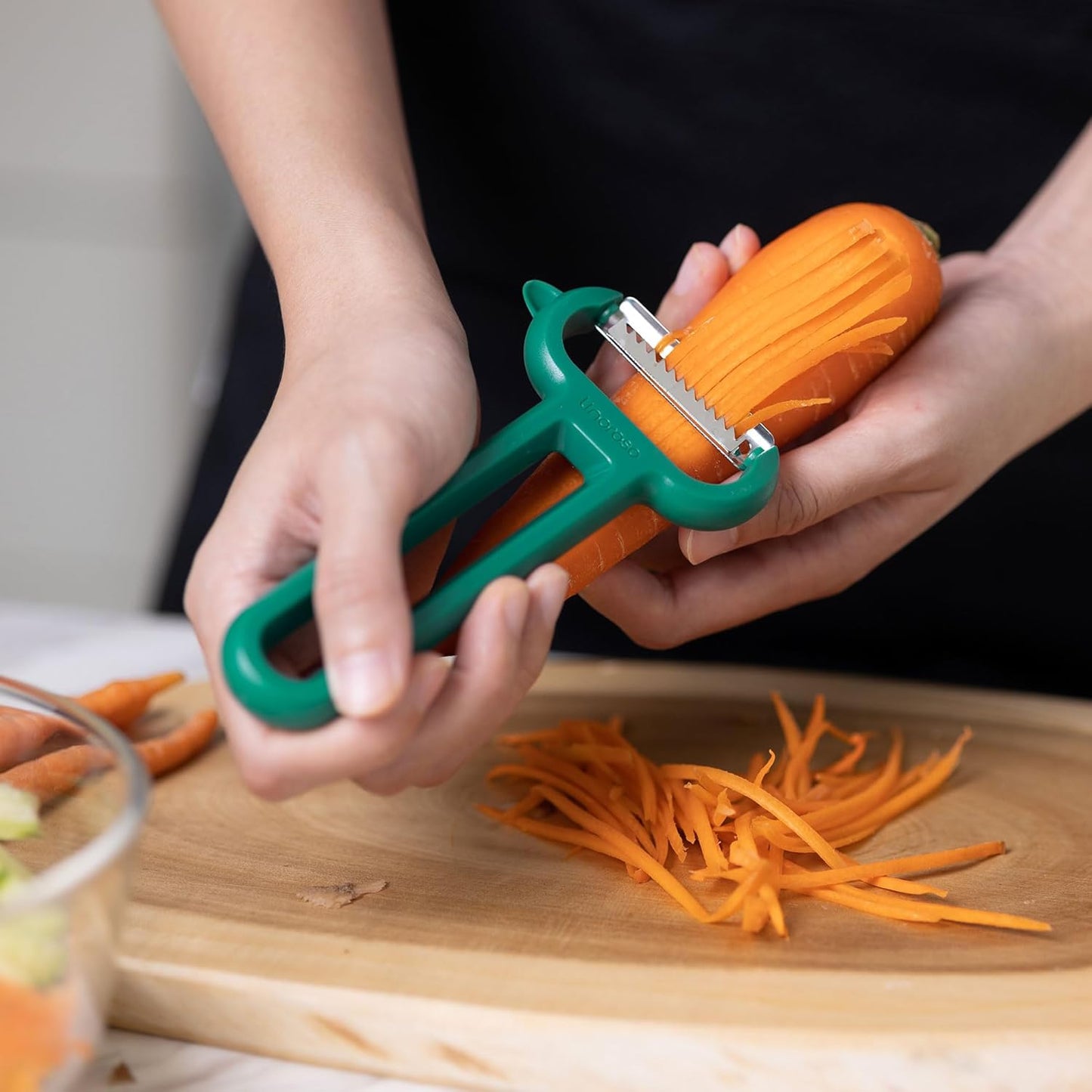 Linoroso 3-Piece Vegetable Peeler Set - Straight, Serrated & Julienne Y-Peeler, Dishwasher Safe, Ideal for Veggies & Fruits, Green