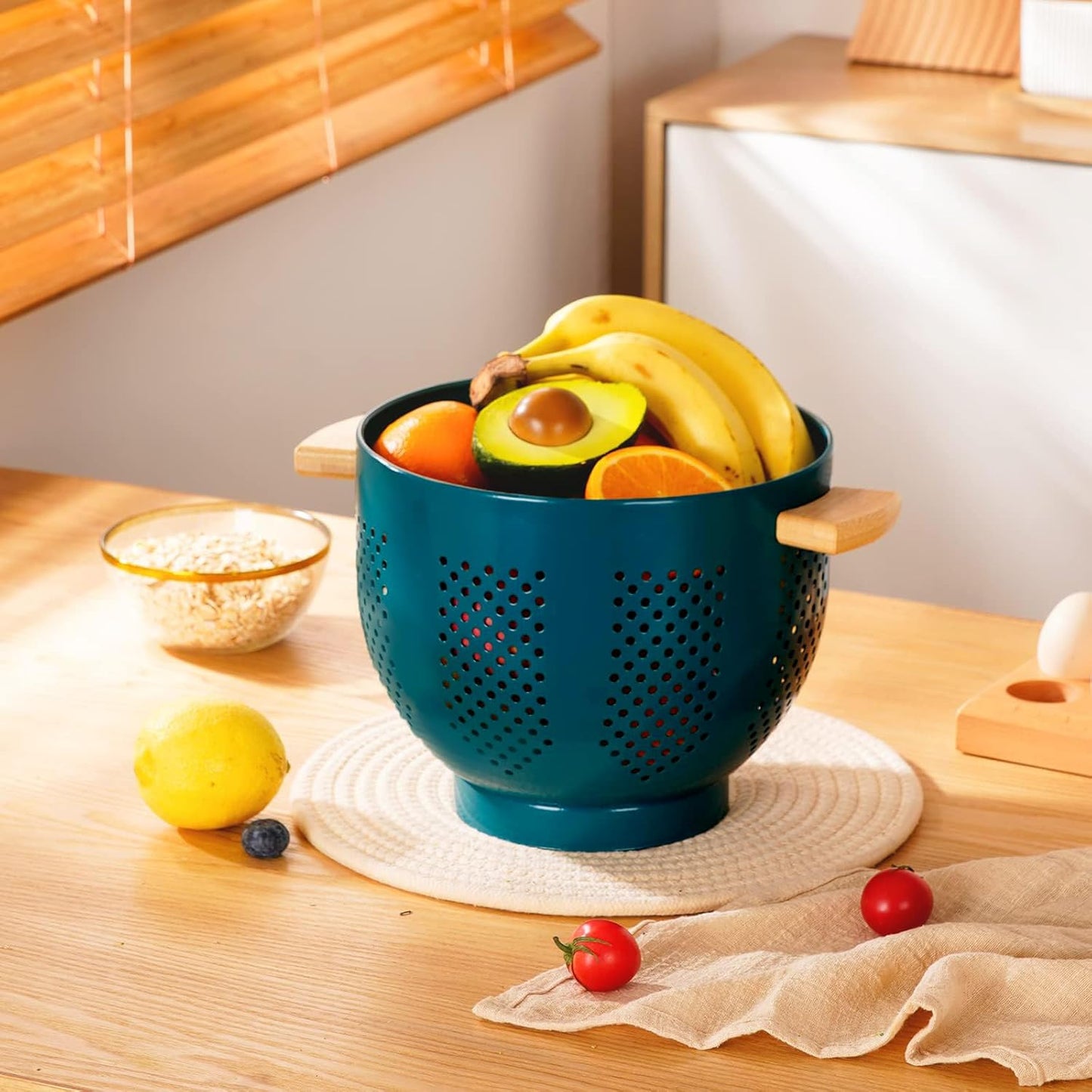 Metal Colander with Wood Handle and Stable Base, 5.5 Quart Powder Coated Steel Kitchen Strainer Basket for Draining Pasta, Vegetable and fruit,Cream