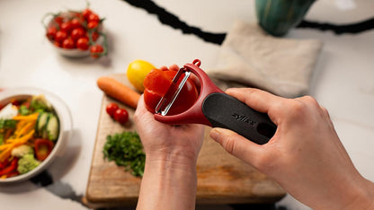 Zyliss Swivel Peeler – Ultra-Sharp Stainless Steel Blade for Potatoes, Carrots & Soft Fruits – Ergonomic Wheatstraw Grip – Built-in Eye Cutter & Safety Cover – Dishwasher Safe – Vegetable Peeler