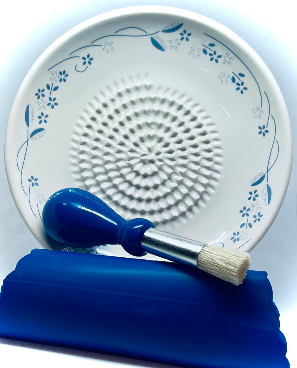 BonCera, All-in-one Premium Ceramic Garlic Grater Plate 4-Piece Set - Classic Flower Line on White Design - For Garlic, Ginger, Chocolate, and more! - Comes with 5.25" Plate, Peeler, Brush, and Stand