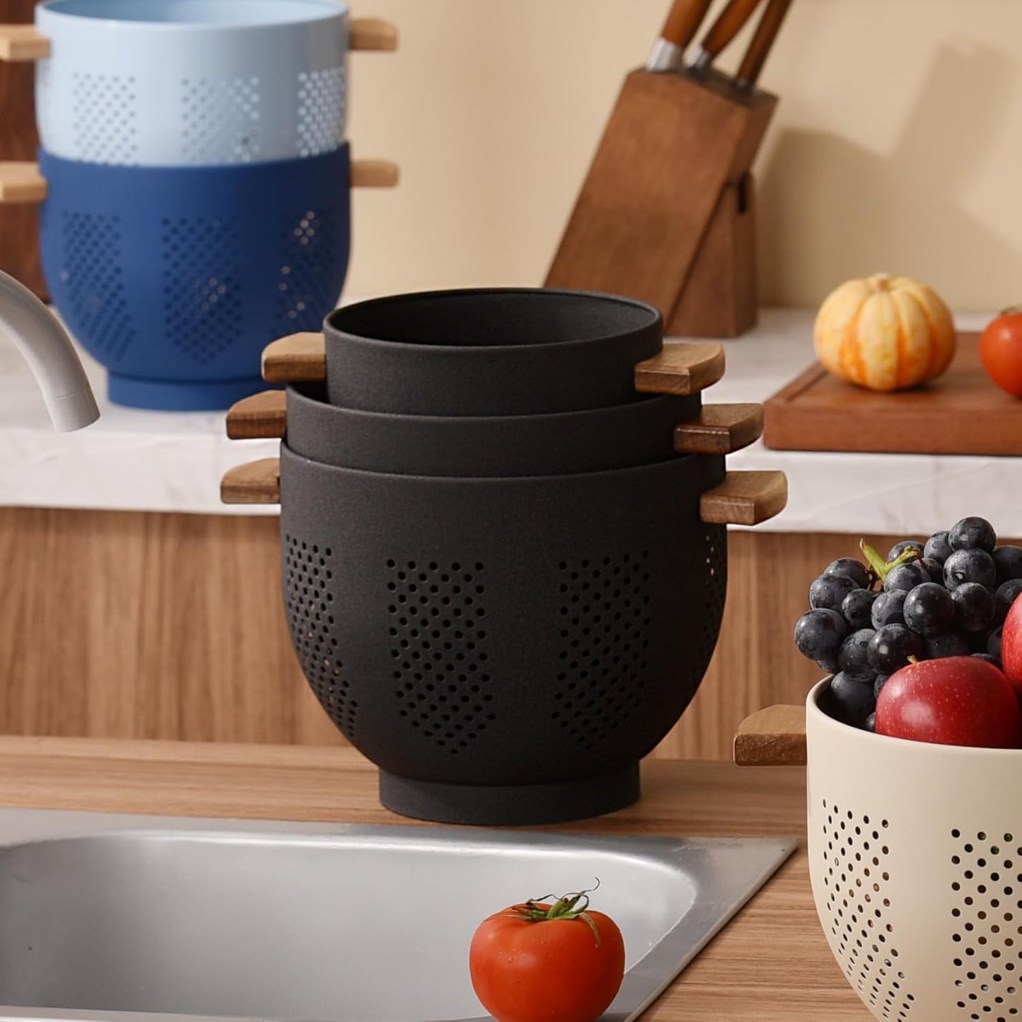 Metal Colander with Wood Handle and Stable Base, 5.5 Quart Powder Coated Steel Kitchen Strainer Basket for Draining Pasta, Vegetable and fruit,Cream
